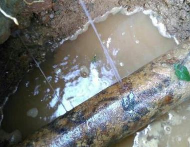 千山楼顶渗水维修公司分享下地暖漏水的原因及检测方法。